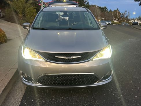 Used 2017 Chrysler Pacifica Touring-L image 4