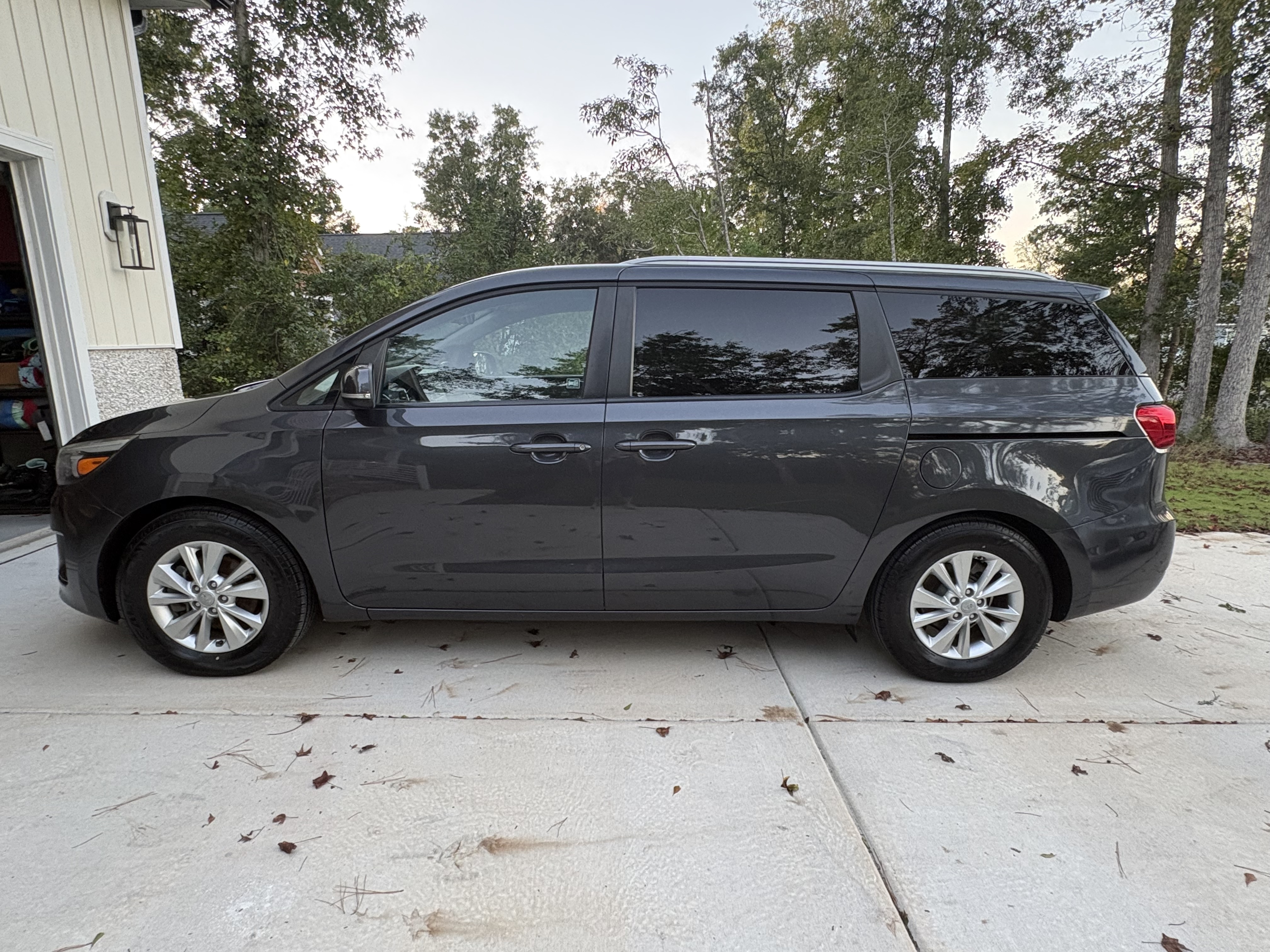 Used 2016 Kia Sedona LX w/ Option Group 020 FWD image 1