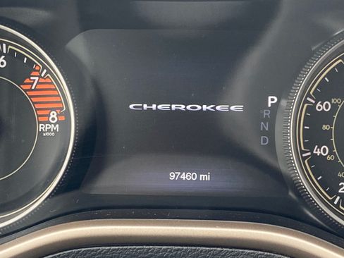 Used 2017 Jeep Cherokee Limited image 12