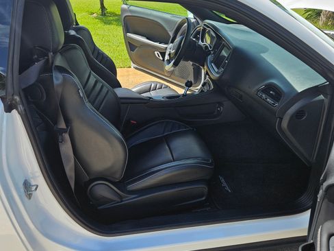 Used 2018 Dodge Challenger SRT image 9