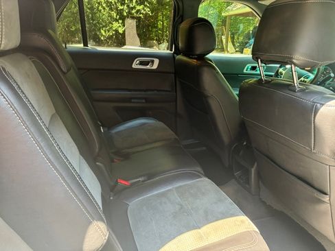 Used 2015 Ford Explorer XLT w/ Equipment Group 202B AWD/4WD image 16