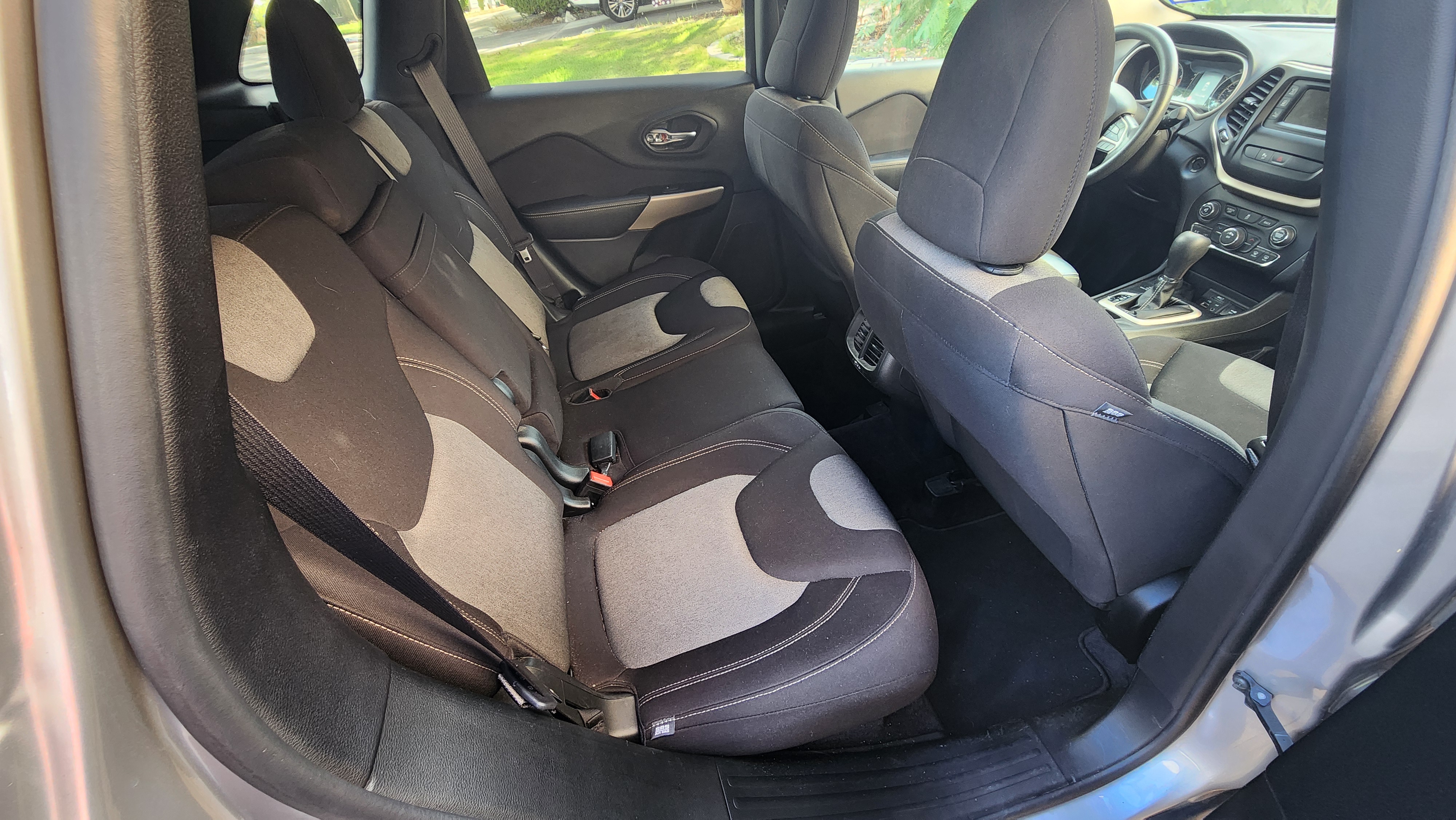 Used 2018 Jeep Cherokee Latitude w/ Safety Group AWD/4WD image 10