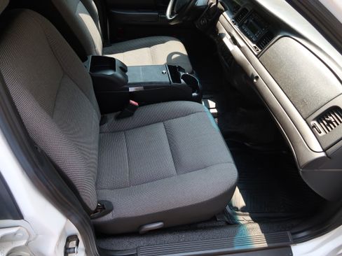 Used 2008 Ford Crown Victoria Police Interceptor image 6