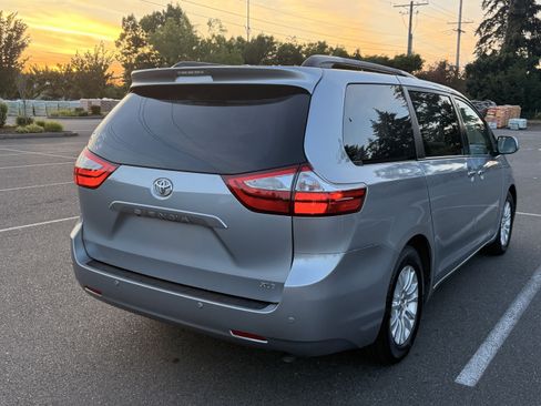 Used 2015 Toyota Sienna XLE w/ XLE Navigation Package FWD image 20
