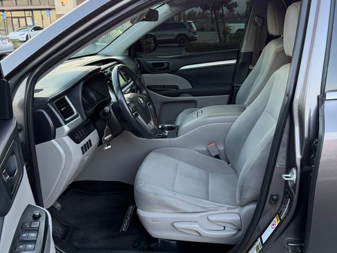 Used 2019 Toyota Highlander LE w/ Carpet Mat Package (TMS) FWD image 6