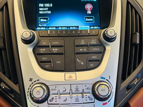 Used 2017 Chevrolet Equinox Premier w/ Enhanced Convenience Package AWD/4WD image 9