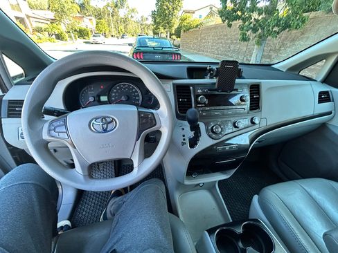 Used 2011 Toyota Sienna LE w/ Towing Pkg FWD image 12