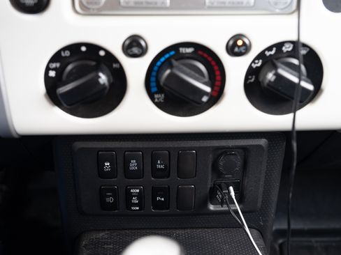 Used 2012 Toyota FJ Cruiser Sport Utility 2D w/ Upgrade Pkg image 23