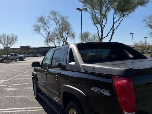 Used 2004 Chevrolet Avalanche 4x4 w/ Preferred Equipment Group image 9