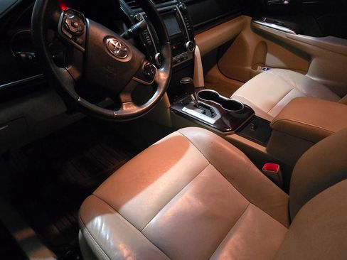 Used 2013 Toyota Camry XLE w/ Leather Pkg image 2