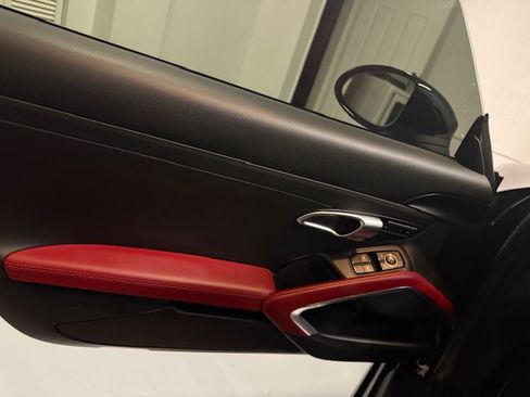 Used 2019 Porsche 718 Cayman S image 9