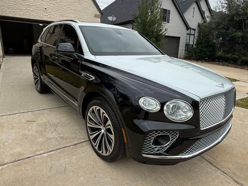 Used 2021 Bentley Bentayga image 2