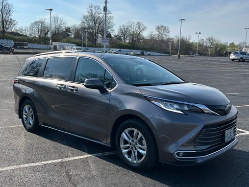 Used 2022 Toyota Sienna Limited image 2