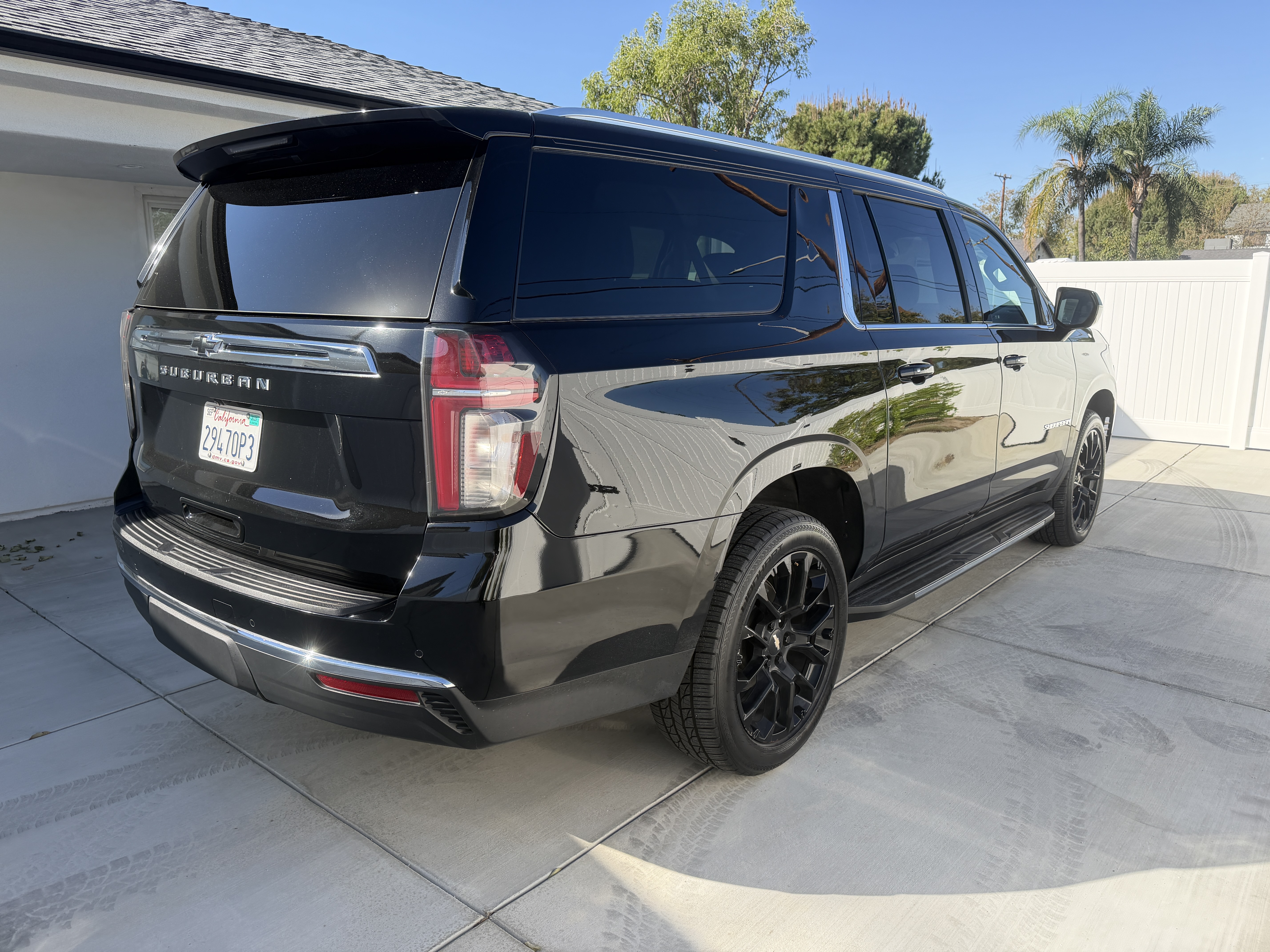 Used 2023 Chevrolet Suburban LS RWD image 5