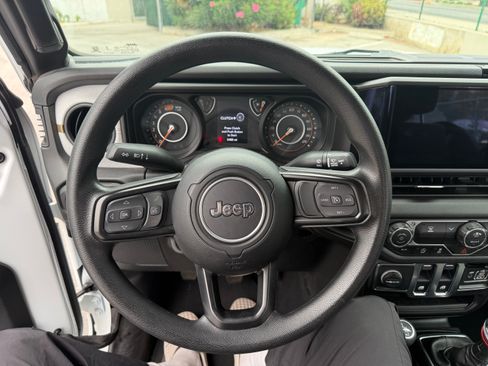Used 2025 Jeep Wrangler Sport AWD/4WD image 9