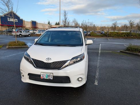 Used 2015 Toyota Sienna SE Premium image 2
