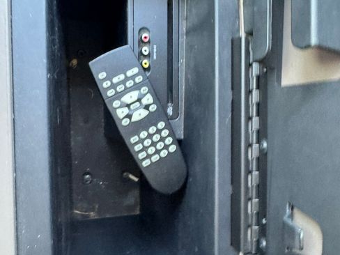 Used 2011 Nissan Armada Platinum image 24