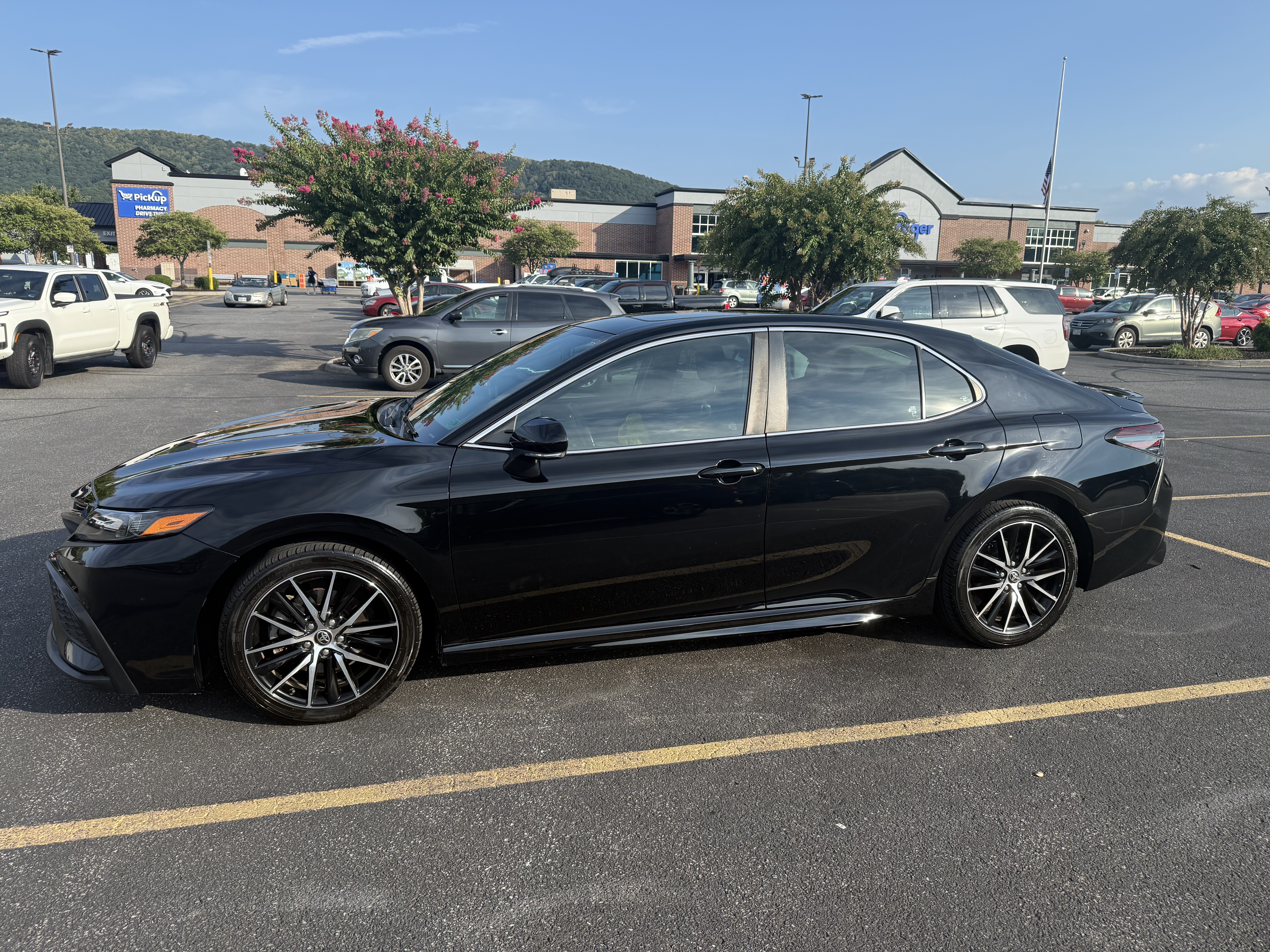 Used 2021 Toyota Camry SE w/ Cold Weather Package FWD image 1