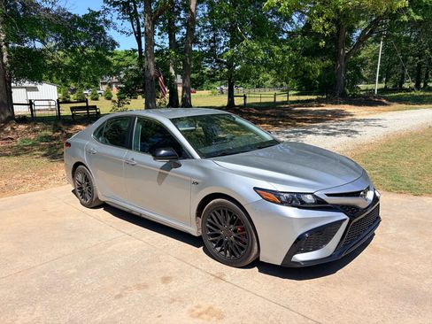 Used 2022 Toyota Camry SE image 2