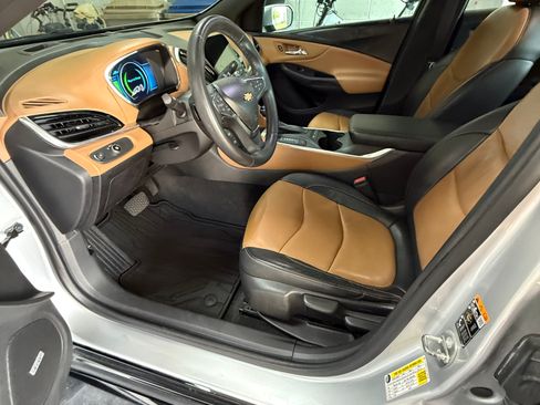 Used 2017 Chevrolet Volt Premier w/ Driver Confidence II Package FWD image 8