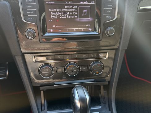 Used 2015 Volkswagen Golf 4-Door FWD image 10