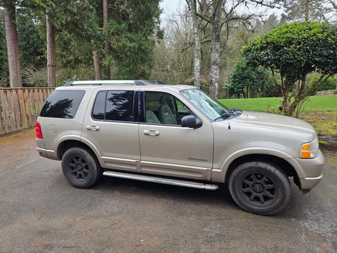 Used 2005 Ford Explorer Limited image 1