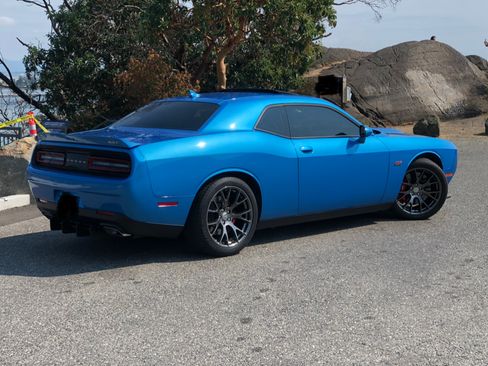 Used 2016 Dodge Challenger SRT w/ Technology Group RWD image 2