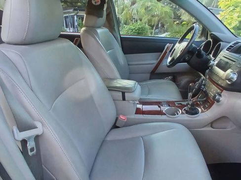 Used 2012 Toyota Highlander Limited w/ Tow Pkg FWD image 5