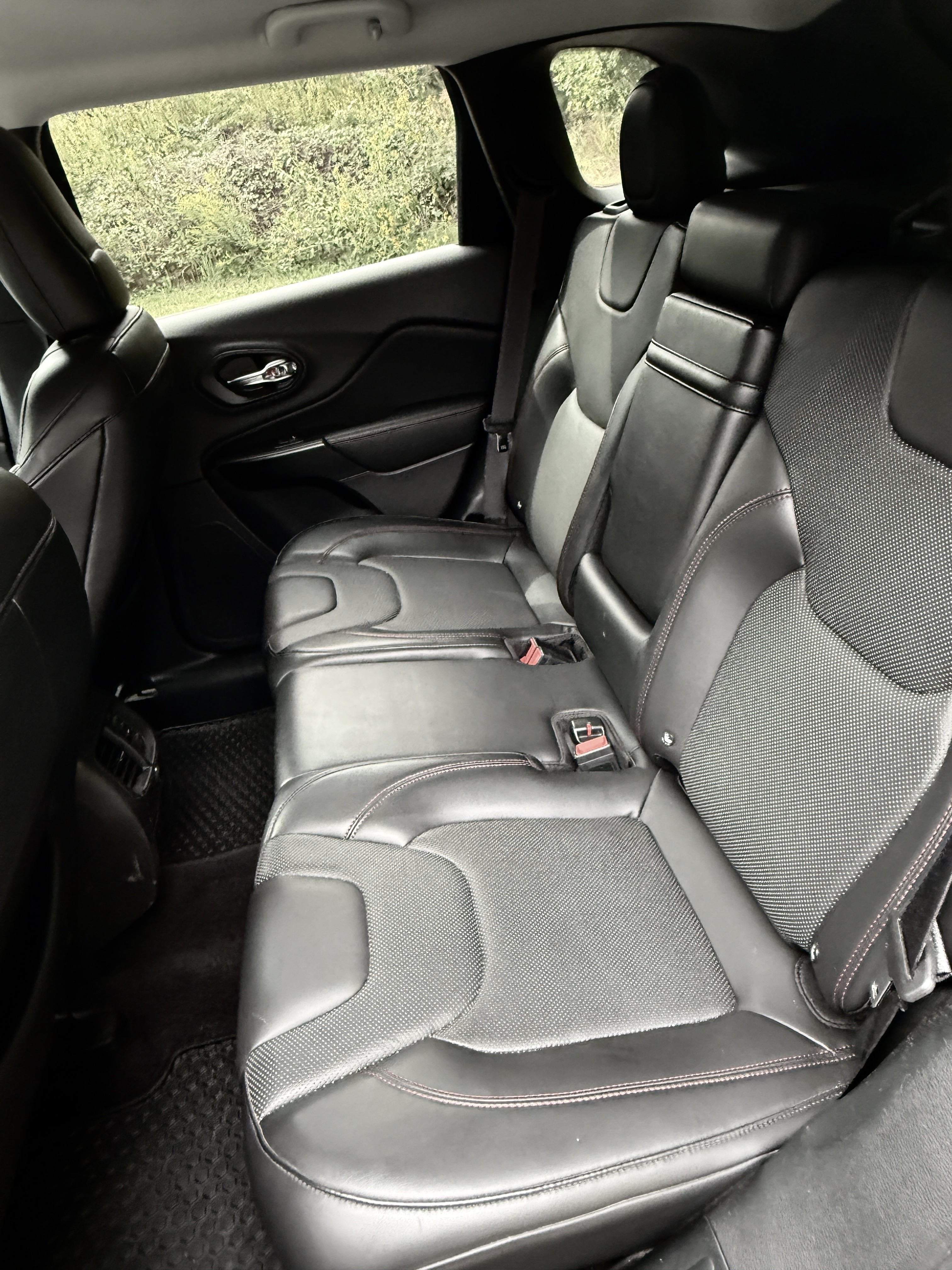 Used 2019 Jeep Cherokee Trailhawk AWD/4WD image 17