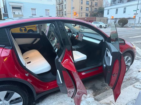 Used 2021 Tesla Model Y Long Range image 12