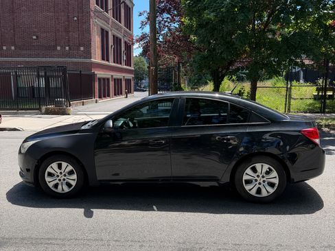 Used 2014 Chevrolet Cruze LS FWD image 2