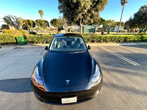 Used 2023 Tesla Model Y Long Range AWD/4WD image 2