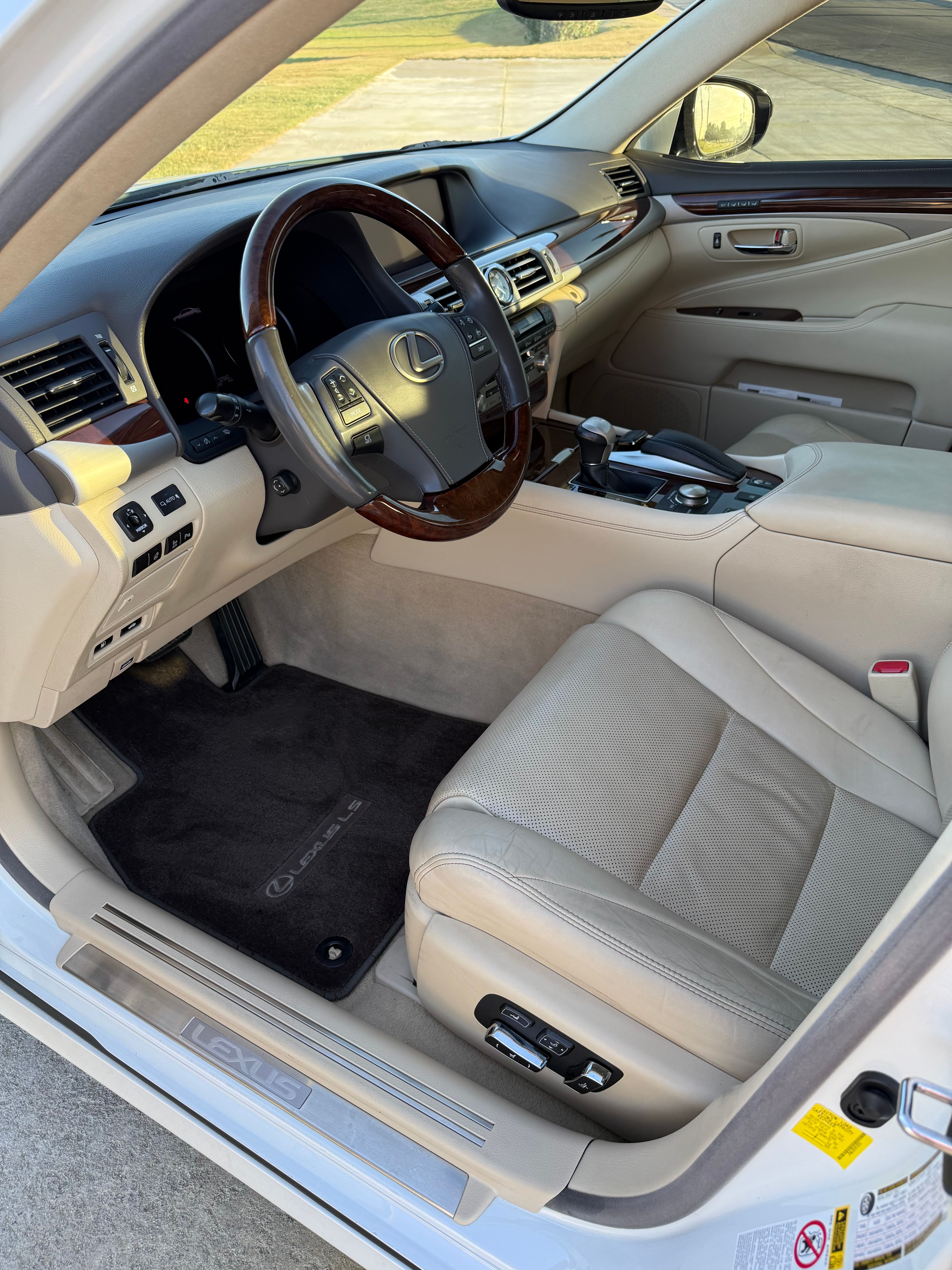 Used 2015 Lexus LS 460 w/ Comfort Package RWD image 2