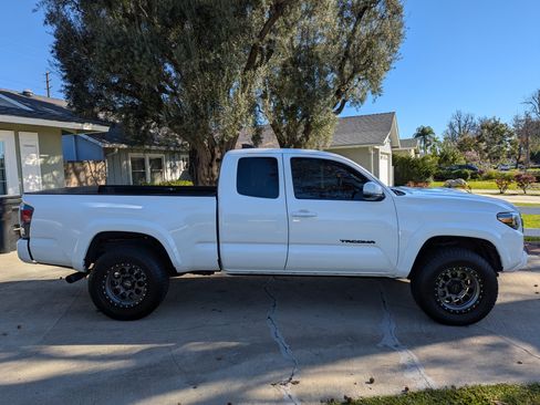 Used 2023 Toyota Tacoma TRD Sport w/ Black Out Package (TMS) image 4