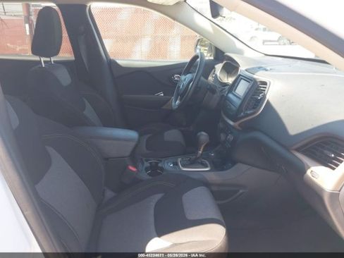 Used 2018 Jeep Cherokee Latitude w/ Safety Group AWD/4WD image 6