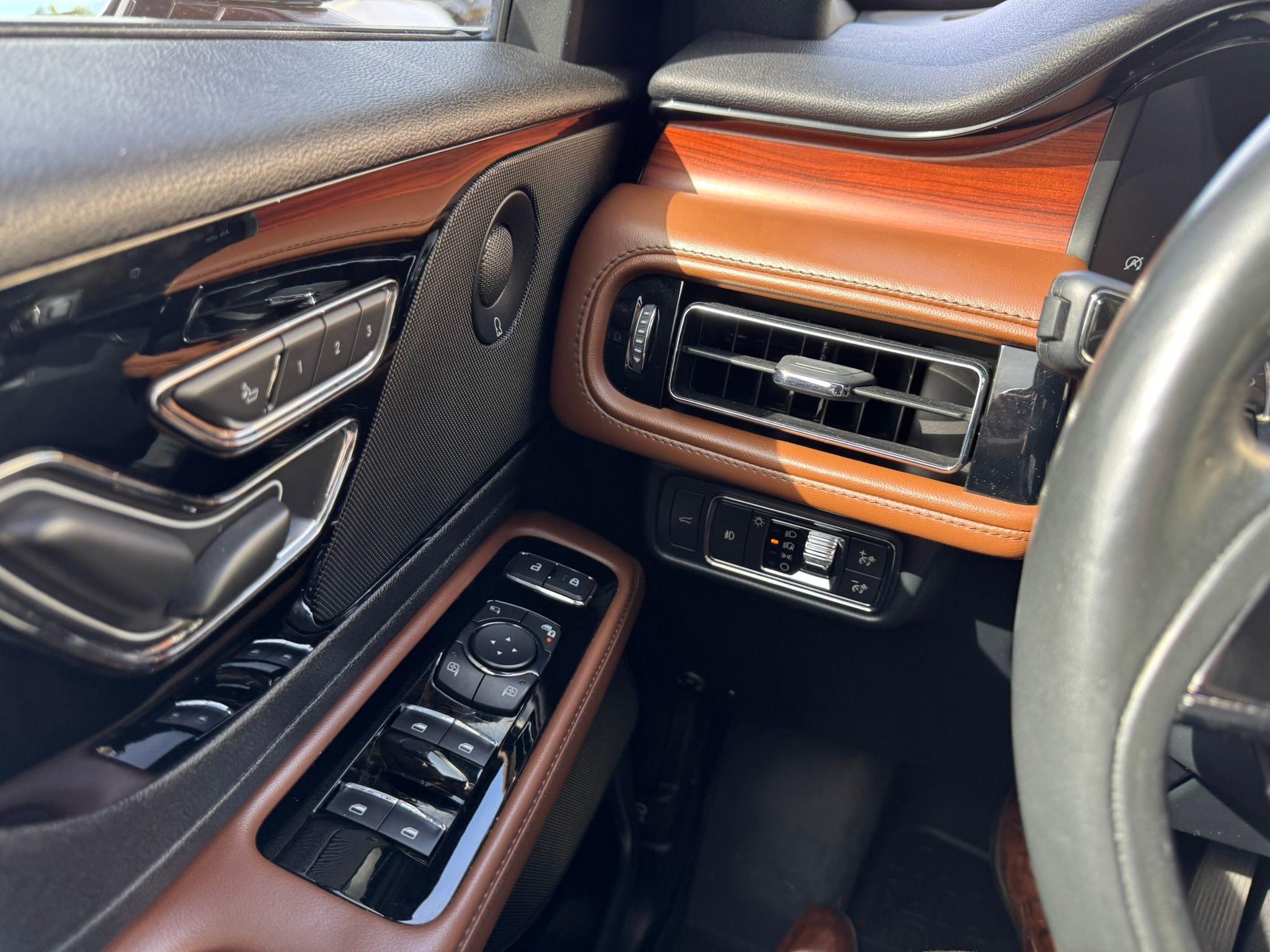 Used 2023 Lincoln Aviator Reserve w/ Equipment Group 201A RWD image 11