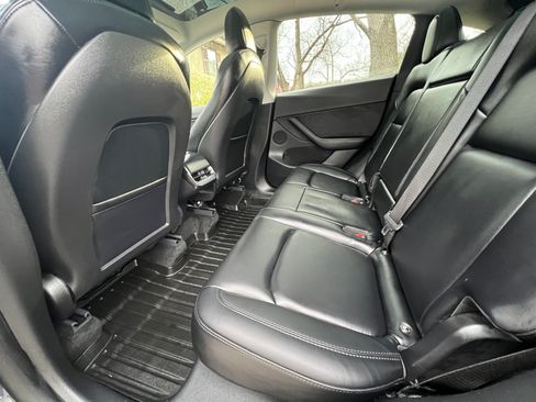 Used 2022 Tesla Model Y Long Range image 11