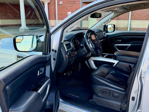 Used 2017 Nissan Titan SL image 6