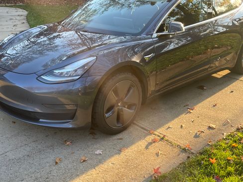 Used 2020 Tesla Model 3 Standard Range Plus image 1