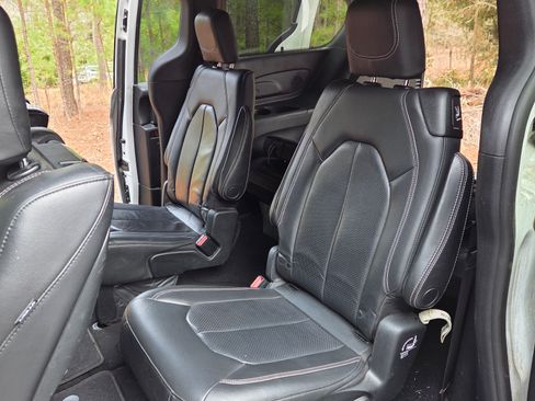 Used 2020 Chrysler Pacifica Touring-L Plus image 8