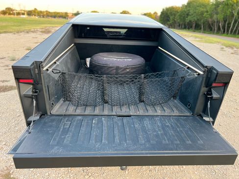 Used 2025 Tesla Cybertruck AWD Crew Cab image 21