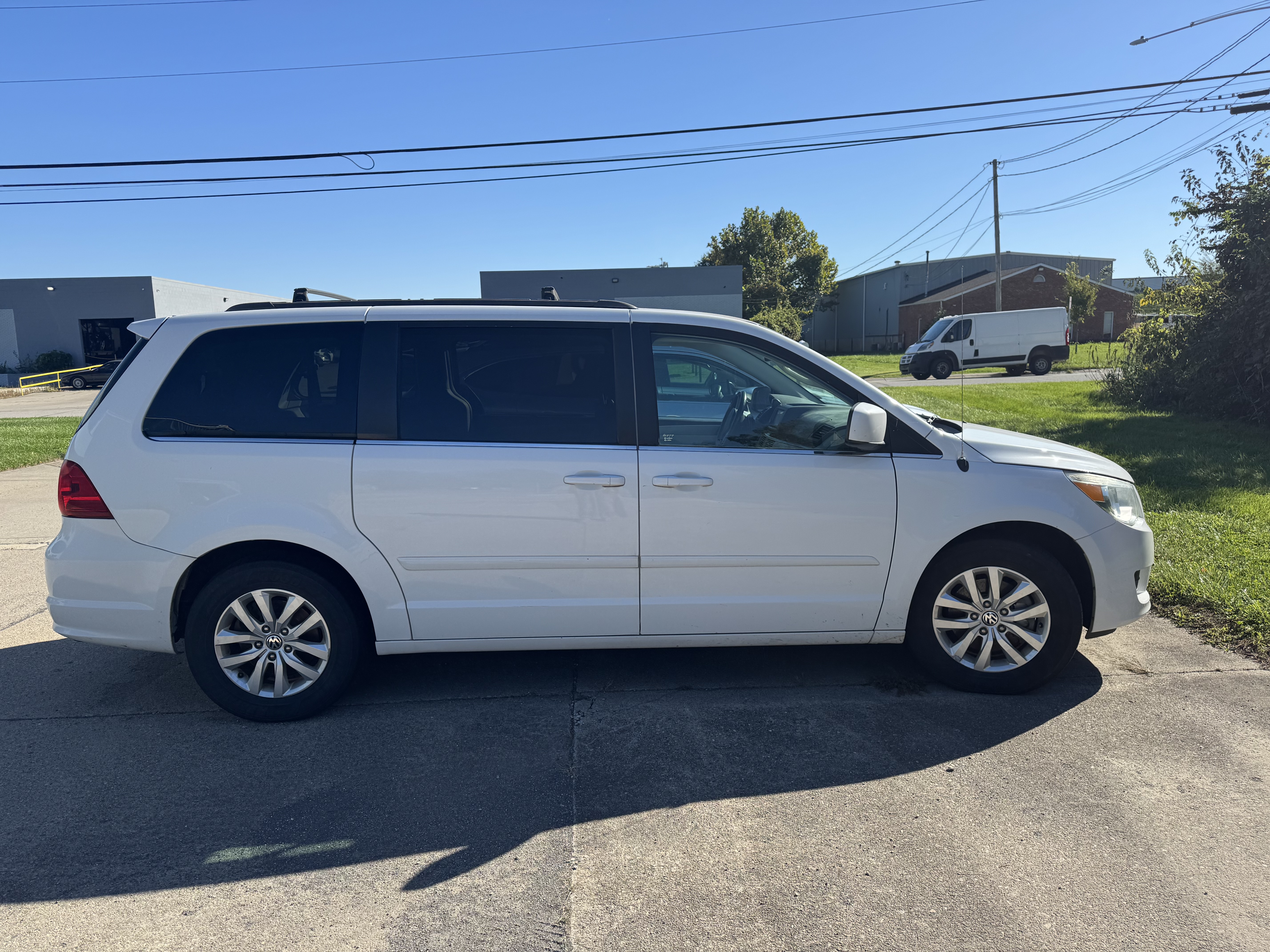 Used 2013 Volkswagen Routan SE FWD image 5