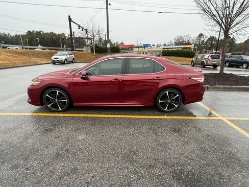 Used 2018 Toyota Camry XSE image 2