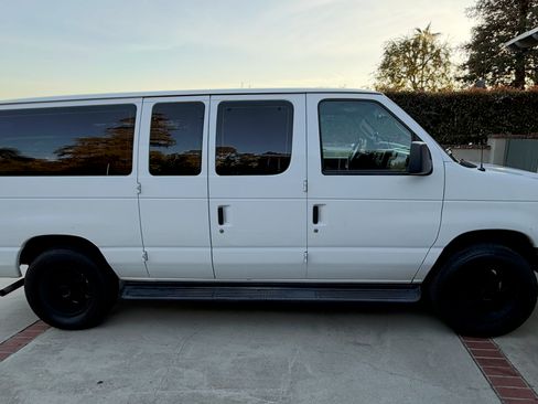 Used 2014 Ford E-150 and Econoline 150 Wagon image 2