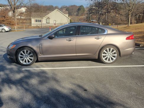 Used 2011 Jaguar XF image 2