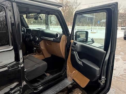 Used 2012 Jeep Wrangler Unlimited Sahara w/ Dual Top Group image 9