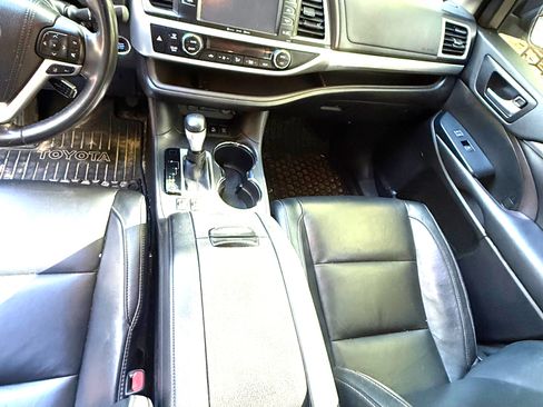 Used 2017 Toyota Highlander XLE AWD/4WD image 10