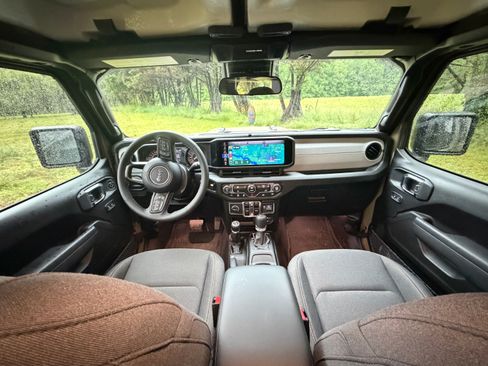 Used 2025 Jeep Gladiator Sport AWD/4WD image 21