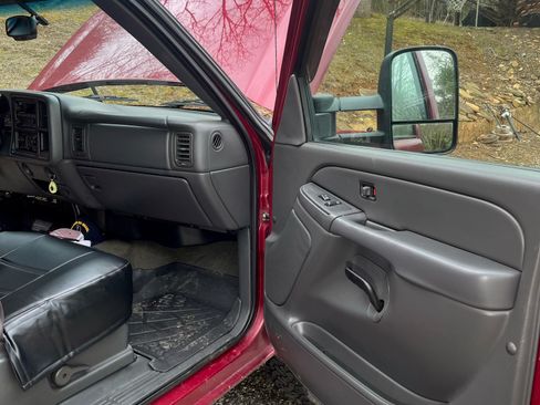 Used 2006 Chevrolet Silverado 2500 LT w/ Heavy-Duty Power Package image 10