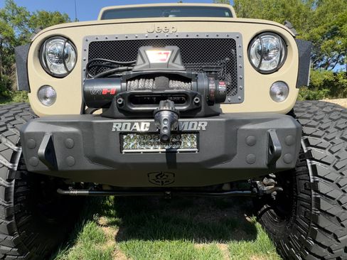 Used 2017 Jeep Wrangler Unlimited Rubicon w/ Connectivity Group image 11